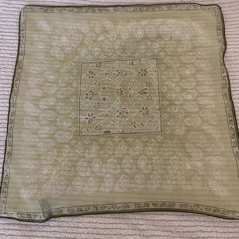 Elegant Green Floral Patterned Scarf Made in Italy